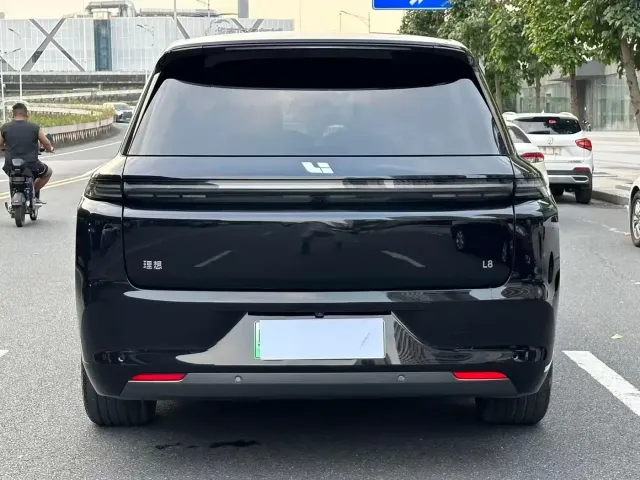 Li Auto L8 — Фото автомобиля 23