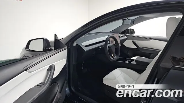 Tesla Model Y — Фото автомобиля 14