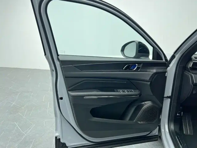 Lynk & Co 01 — Фото автомобиля 13