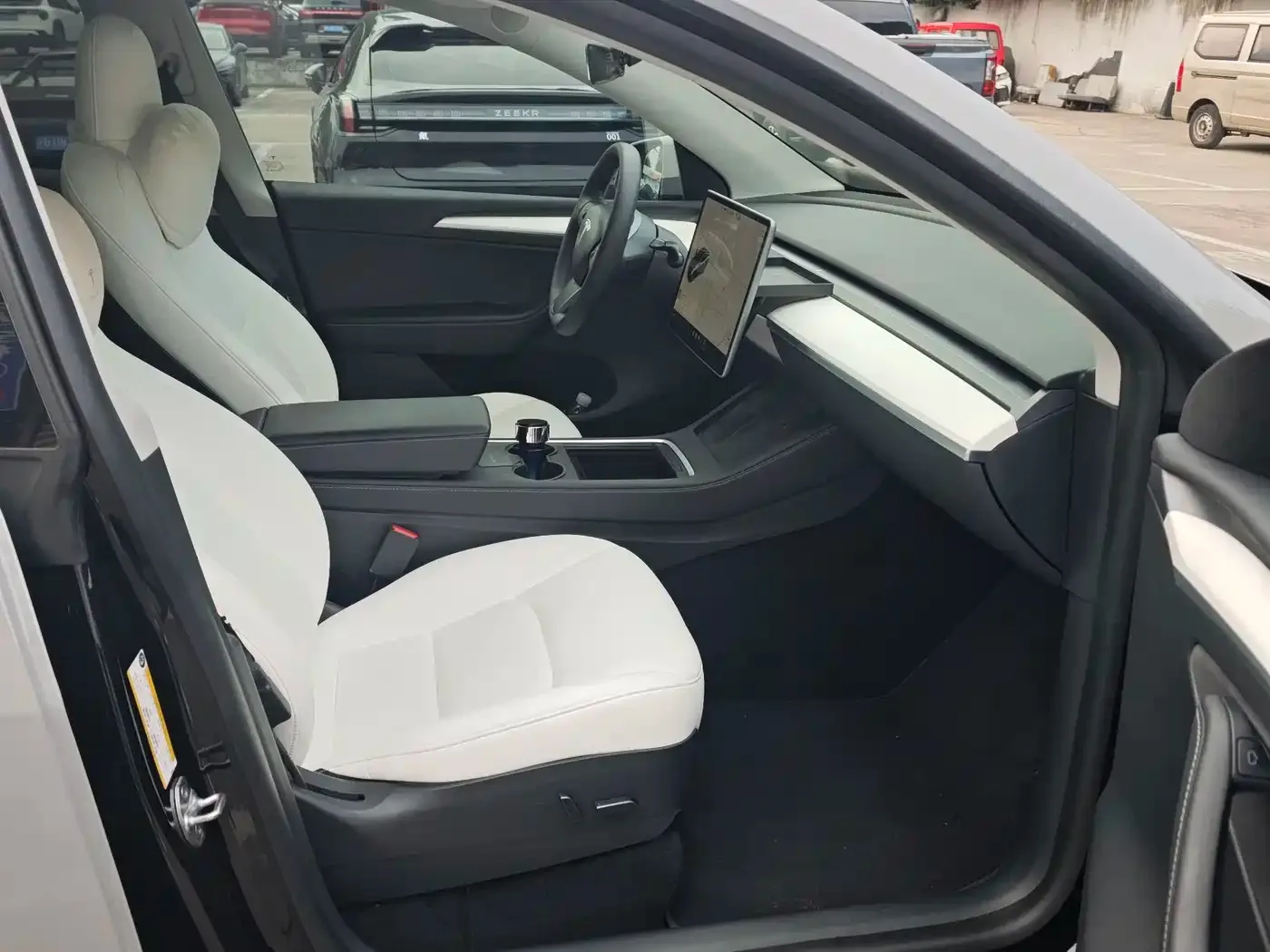 Tesla Model Y 2021 Standard Range Rear-Wheel Drive — Фото автомобиля 10