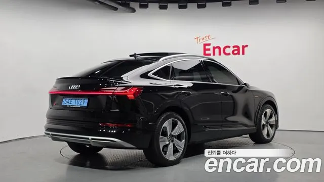 Audi e-tron — Фото автомобиля 2