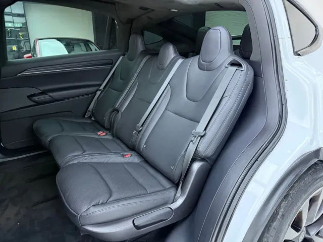 Tesla Model X — Фото автомобиля 6