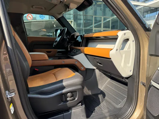 Land Rover Defender — Фото автомобиля 12