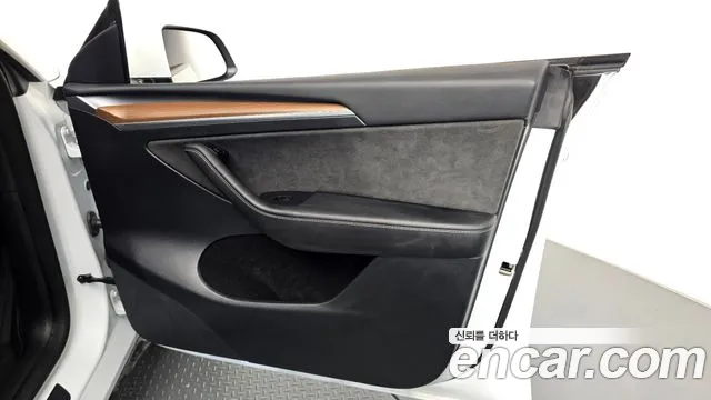 Tesla Model Y — Фото автомобиля 13