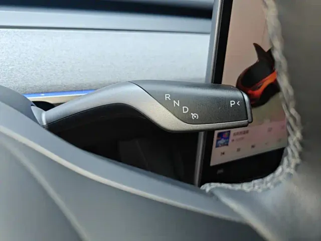 Tesla Model Y — Фото автомобиля 13