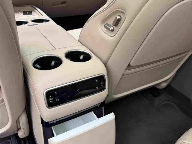 Li Auto i8 — Фото автомобиля 8