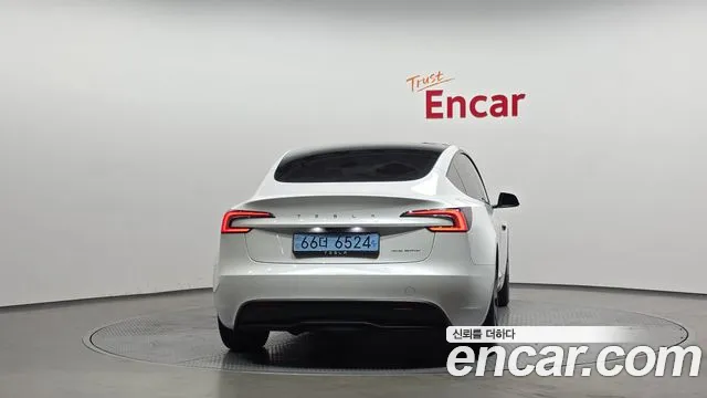 Tesla Model 3 — Фото автомобиля 4