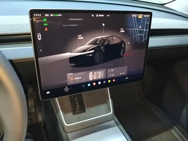 Tesla Model Y — Фото автомобиля 12