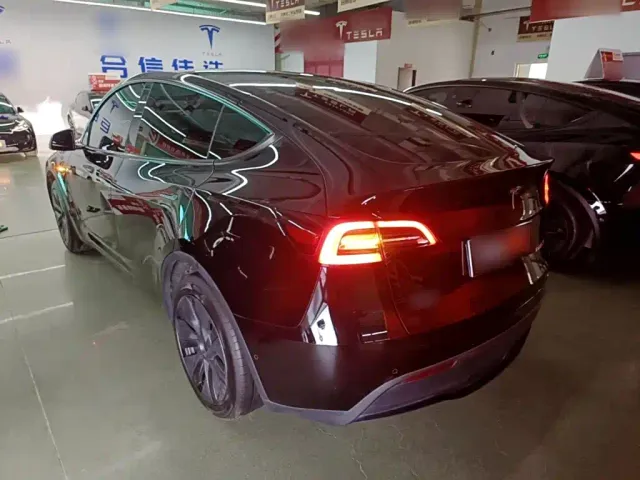 Tesla Model Y — Фото автомобиля 4