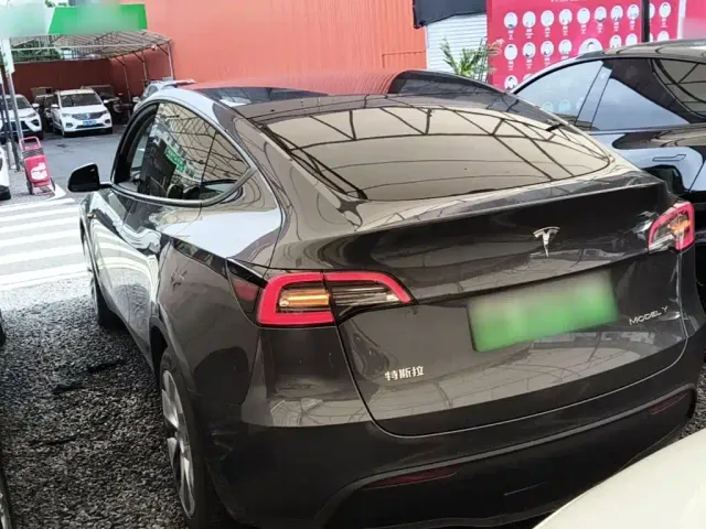 Tesla Model Y — Фото автомобиля 4