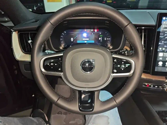 Volvo XC60 — Фото автомобиля 10
