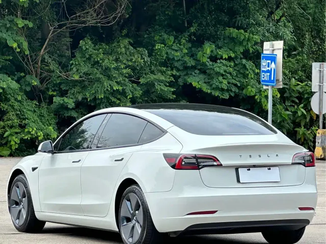 Tesla Model 3 — Фото автомобиля 14