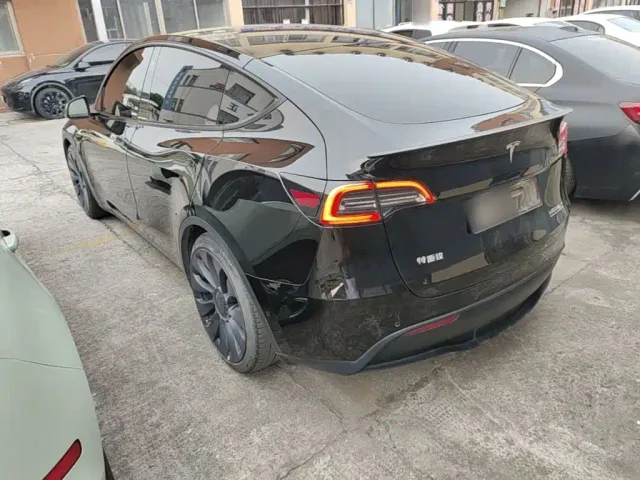 Tesla Model Y — Фото автомобиля 4