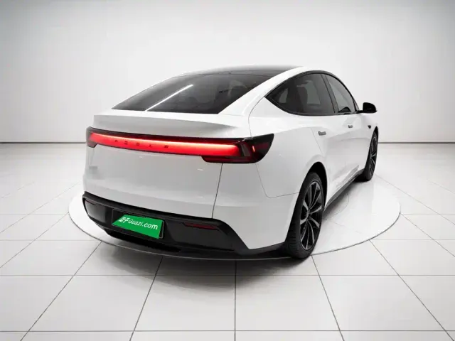 Tesla Model Y — Фото автомобиля 4