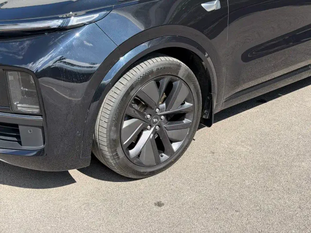 Li Auto L9 — Фото автомобиля 9