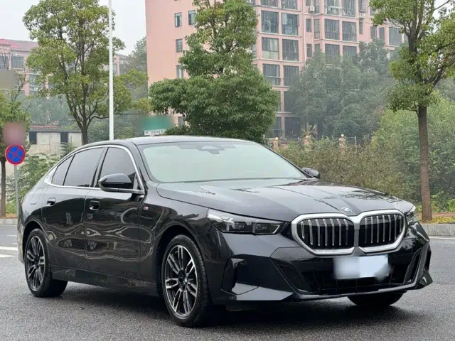 BMW 5 Series — Фото автомобиля 6