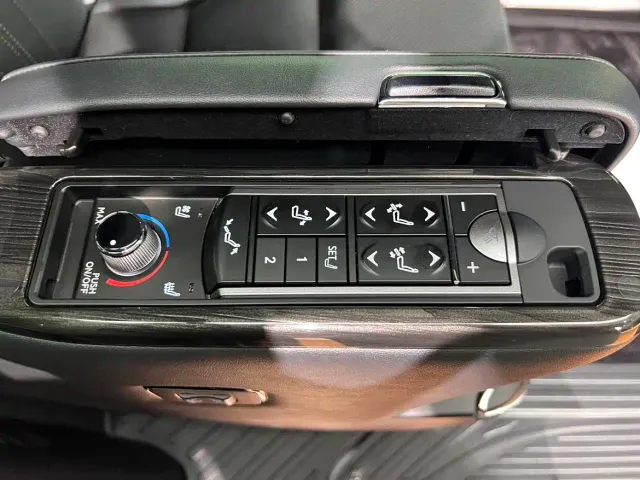 Lexus LM — Фото автомобиля 11