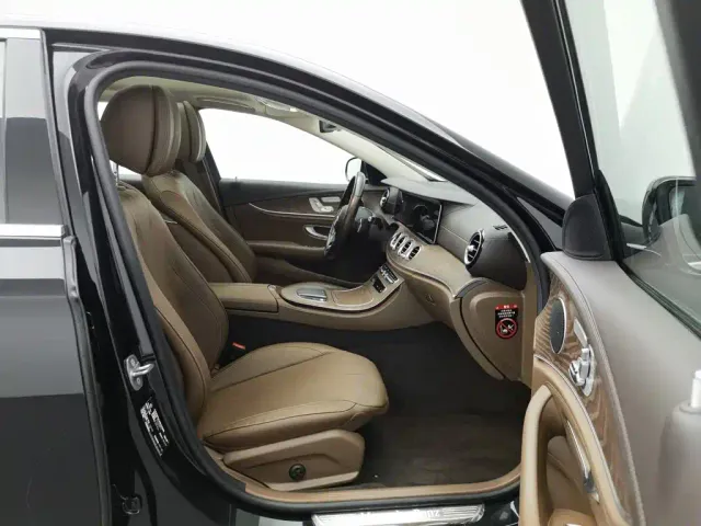 Mercedes-Benz E-Class — Фото автомобиля 23
