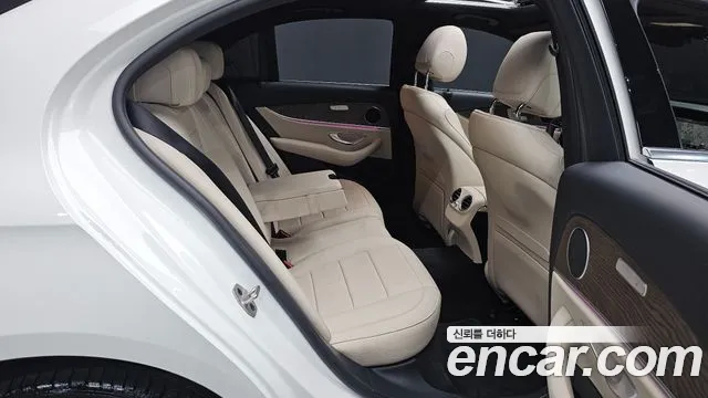 Mercedes-Benz E-Class — Фото автомобиля 10