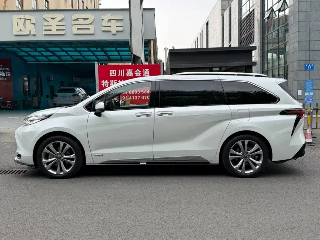 Toyota Sienna — Фото автомобиля 3