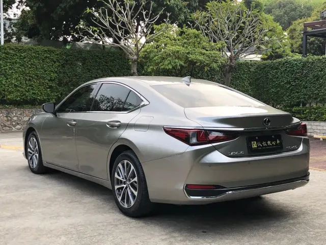 Lexus ES — Фото автомобиля 7