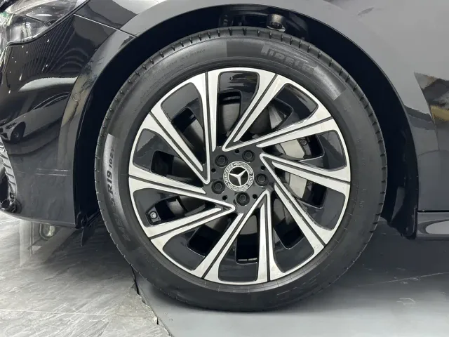 Mercedes-Benz E-Class — Фото автомобиля 24