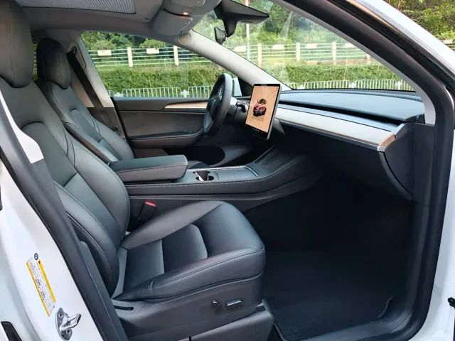 Tesla Model Y — Фото автомобиля 13