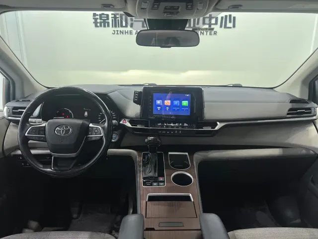 Toyota Sienna — Фото автомобиля 10