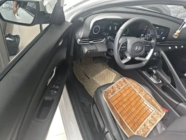 Hyundai Elantra — Фото автомобиля 15