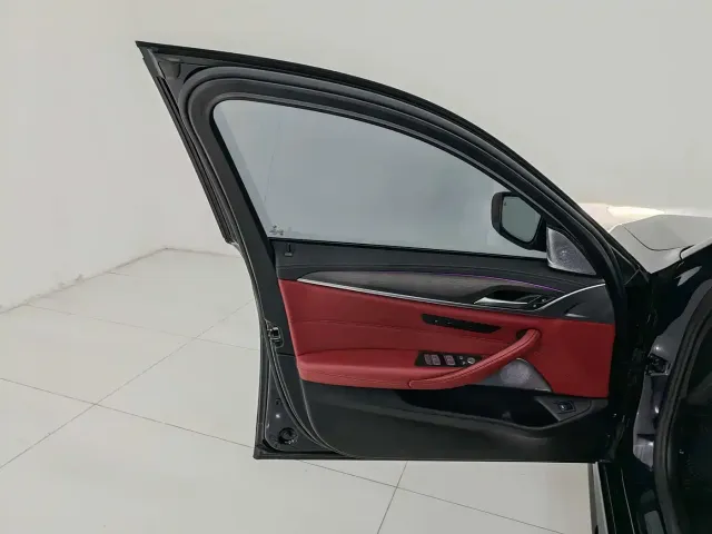BMW 5 Series — Фото автомобиля 11