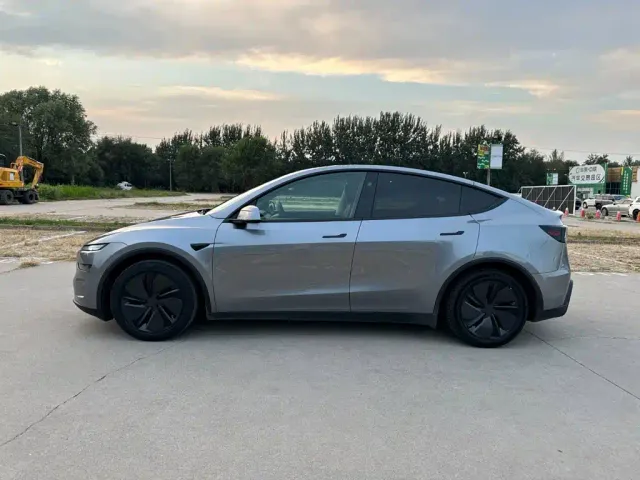 Tesla Model Y — Фото автомобиля 7