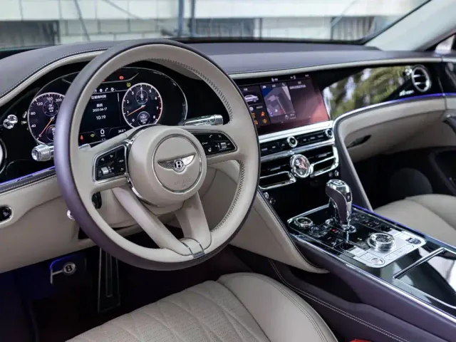 Bentley Flying Spur — Фото автомобиля 10
