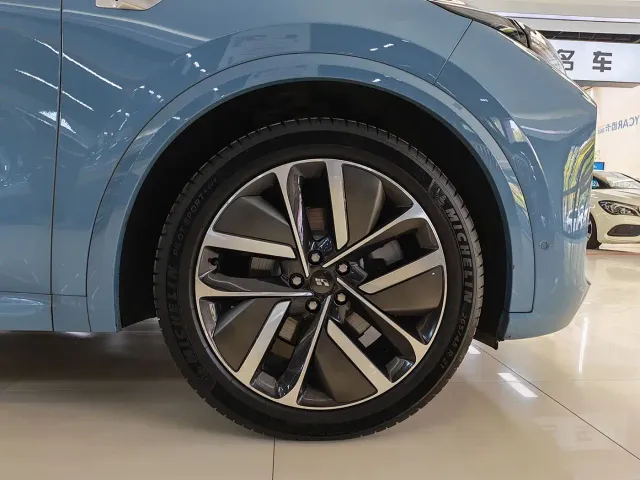 Li Auto L9 — Фото автомобиля 17