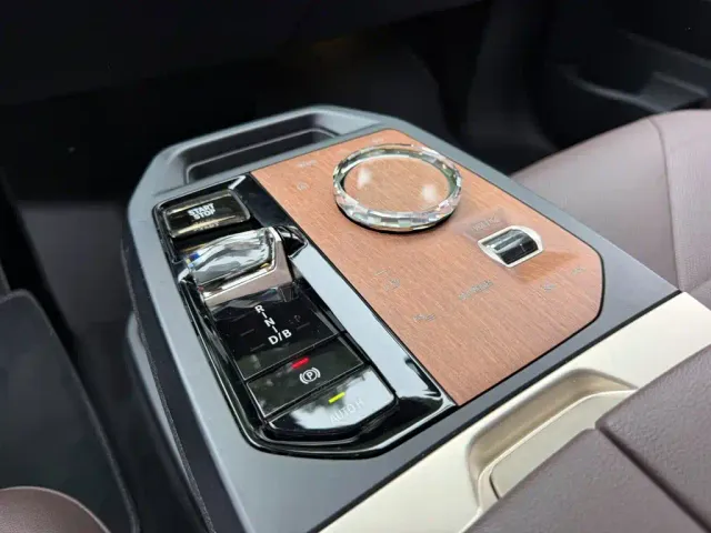BMW iX — Фото автомобиля 9