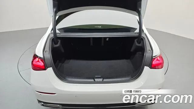 Mercedes-Benz E-Class — Фото автомобиля 22