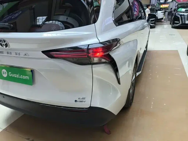 Toyota Sienna — Фото автомобиля 7