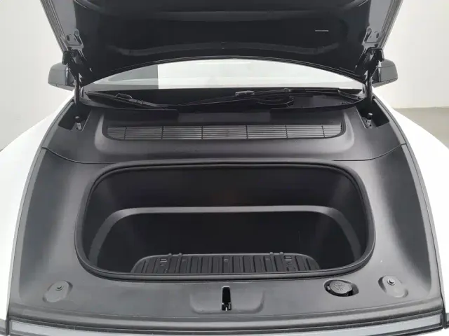 Tesla Model Y — Фото автомобиля 6