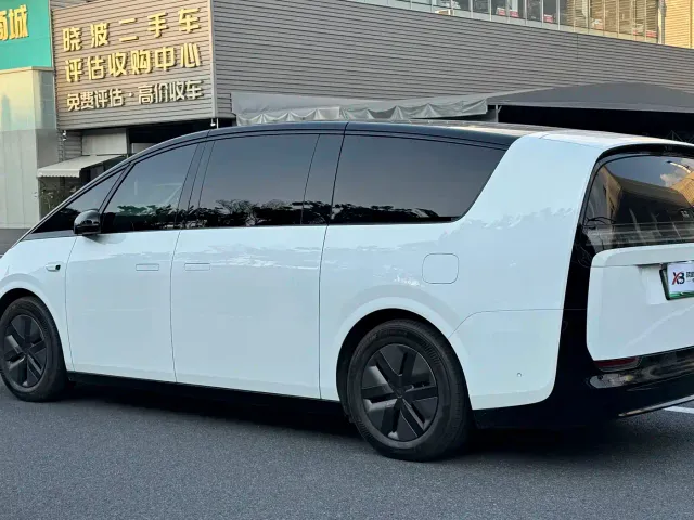Li Auto MEGA — Фото автомобиля 4