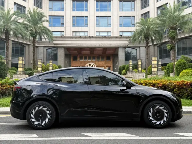Tesla Model Y — Фото автомобиля 16
