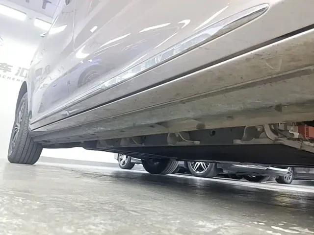 Roewe iMAX8 — Фото автомобиля 20