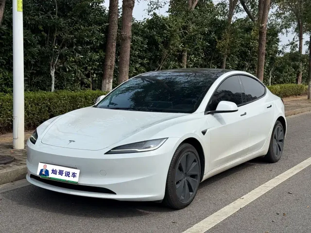 Фотография автомобиля — Tesla Model 3