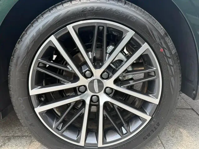Geely Emgrand — Фото автомобиля 26