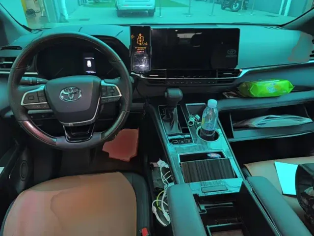 Toyota Sienna — Фото автомобиля 9