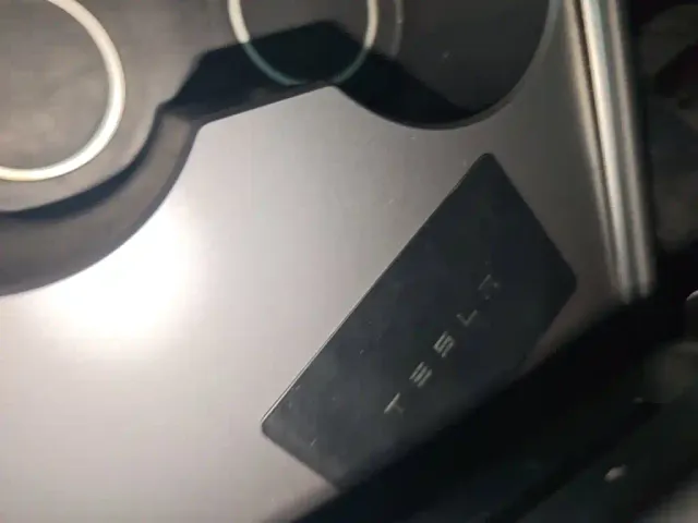 Tesla Model Y — Фото автомобиля 8