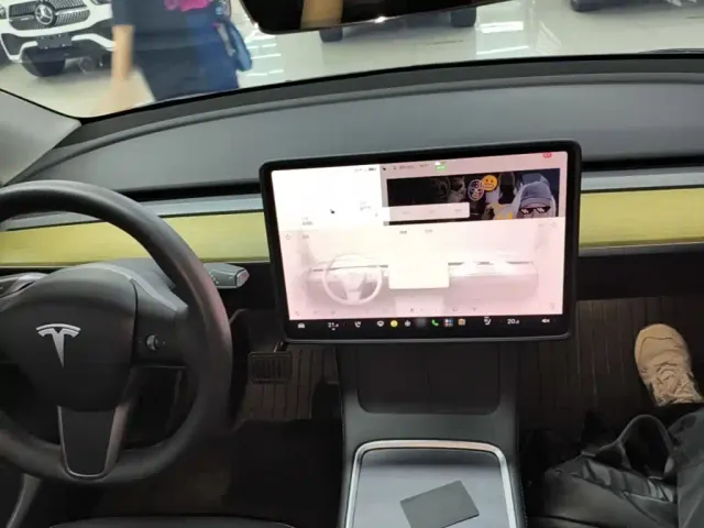 Tesla Model Y — Фото автомобиля 9