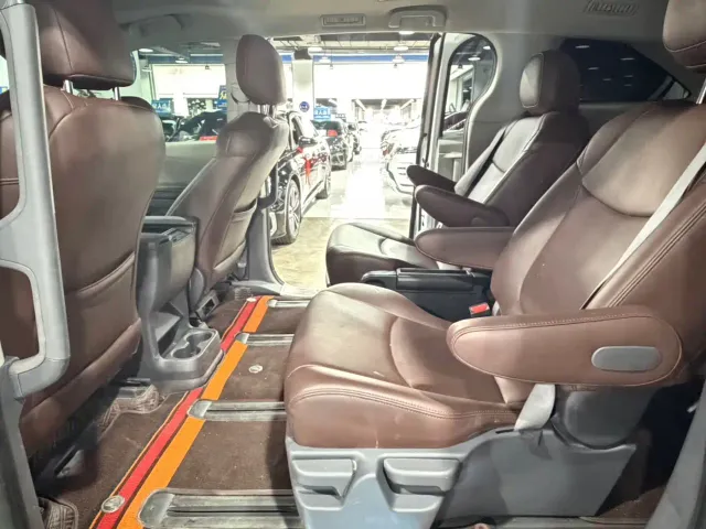 Toyota Sienna — Фото автомобиля 5