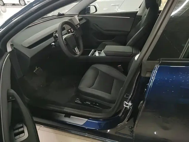 Tesla Model 3 — Фото автомобиля 14