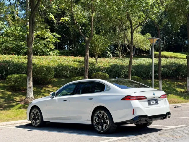 BMW 5 Series — Фото автомобиля 14