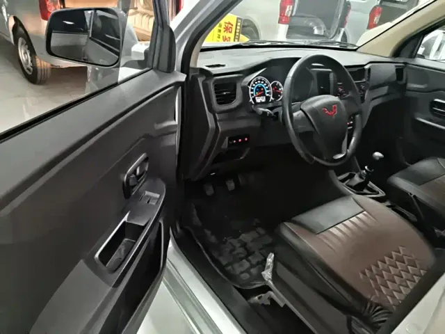Wuling Hongguang V — Фото автомобиля 11