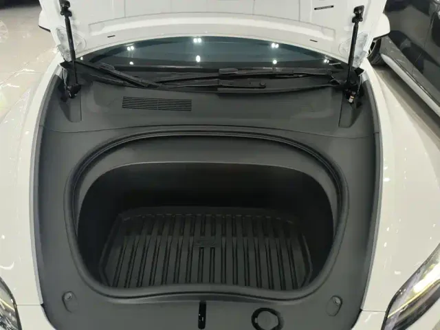 Tesla Model 3 — Фото автомобиля 10